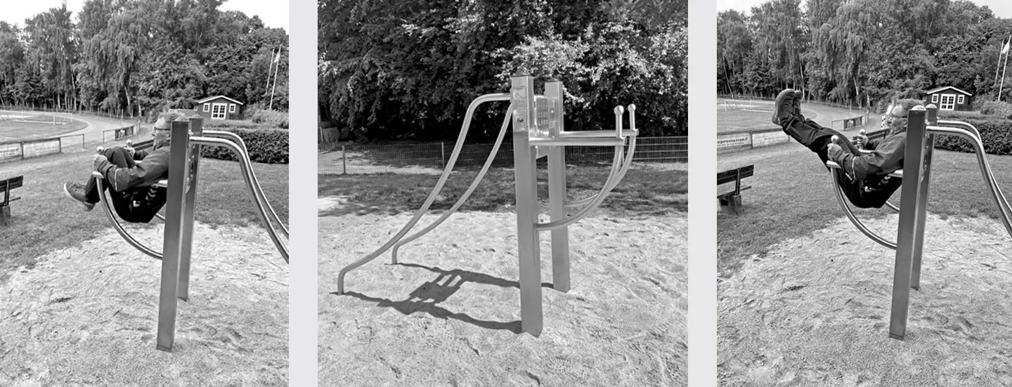 trainierender Mann, Fitnessgerät Beinheber-Liegestütz-Kombitrainer, trainierender Mann