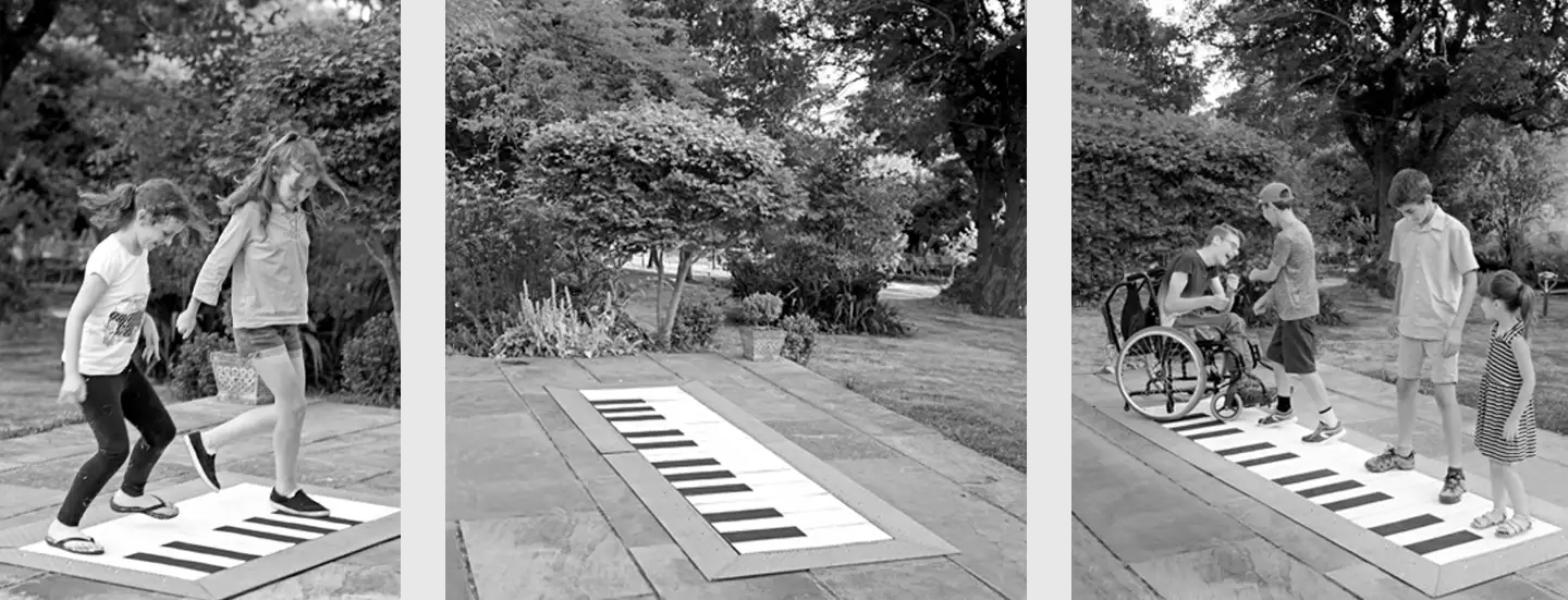 zwei springende Mädchen, Fitnessgerä Floor Piano, 4 Kinder auf dem Floor Piano