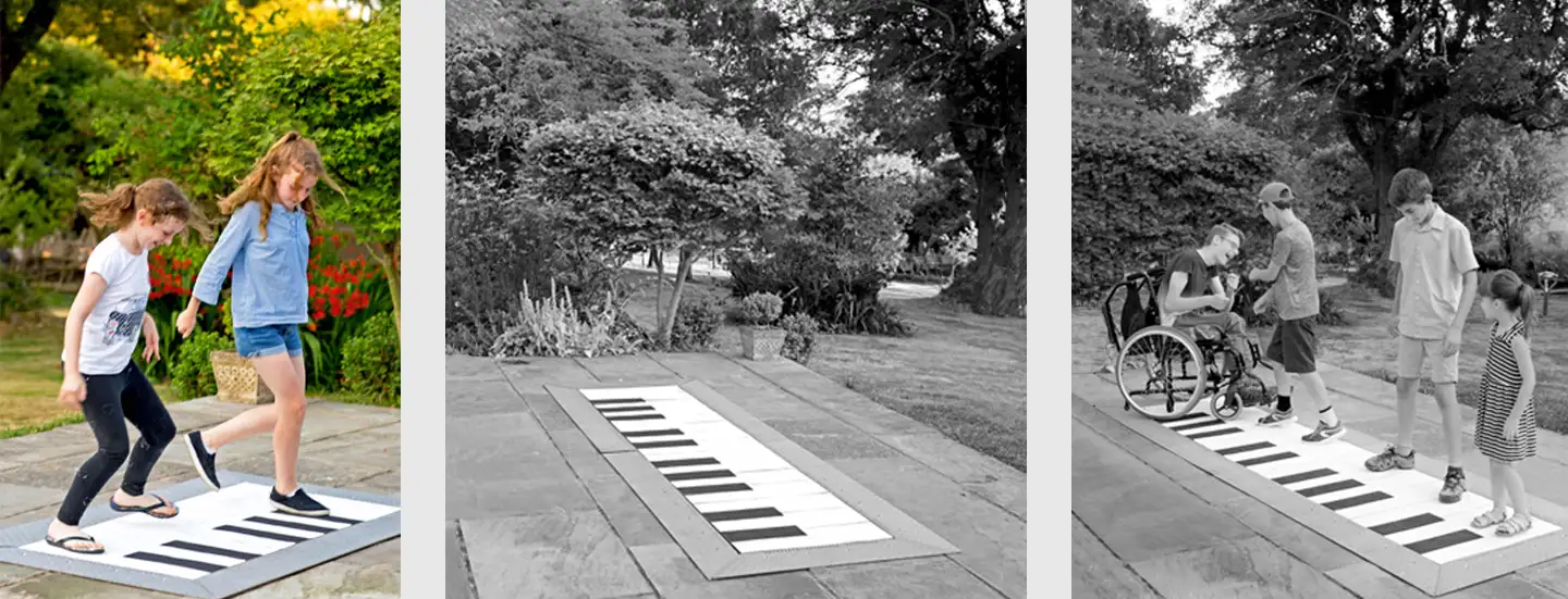 zwei springende Mädchen, Fitnessgerä Floor Piano, 4 Kinder auf dem Floor Piano